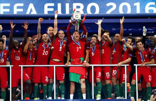 2016届欧洲杯葡萄牙捧起冠军奖杯，c罗表现出色