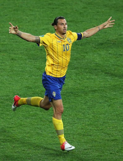 瑞典足球巨匠兹拉坦·伊布拉希莫维奇：欧洲杯的荣耀与技术传奇