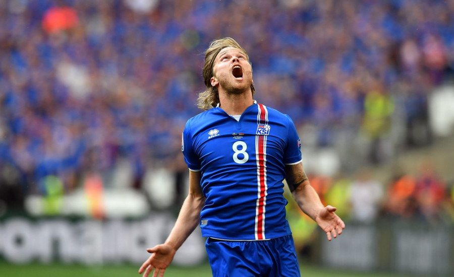 2016年欧洲杯上的比亚尔纳松：冰岛中场的稳健之锚