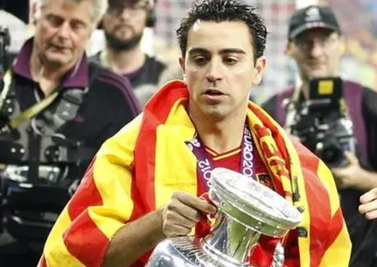 哈维：2012年欧洲杯的西班牙中场指挥官