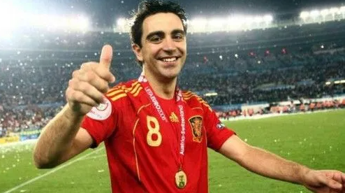 哈维：2012年欧洲杯的西班牙中场指挥官