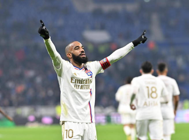 里昂：法甲赛场上的“逆风飞翔者”